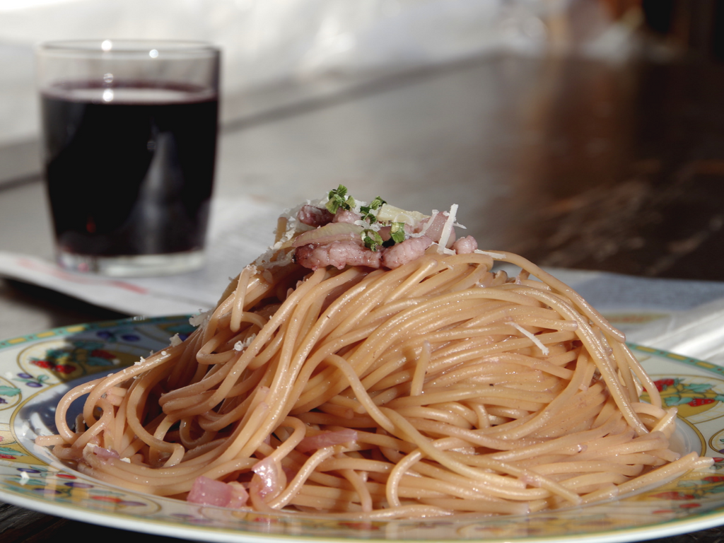 Spaghetti al vino con pancetta